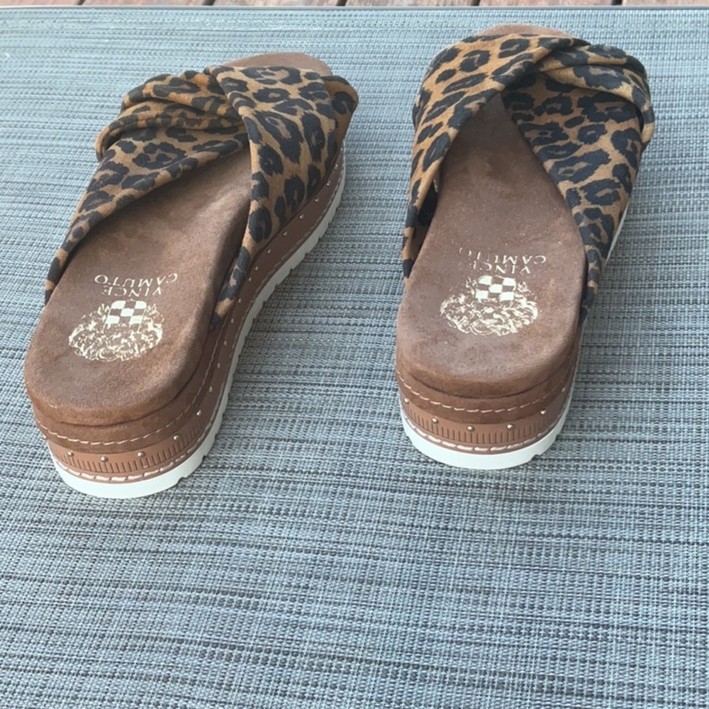 Vince Camuto Flat Form Slip OnTwisted Strap Sandal In Animal Print Size 6.5” - Picture 7 of 12